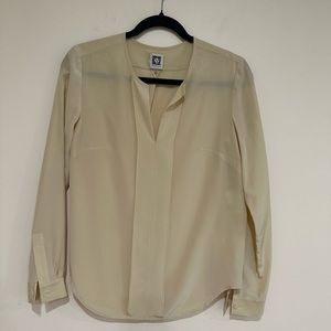 Anne Klein women top. Size 2. Champagne color. Flowy top.